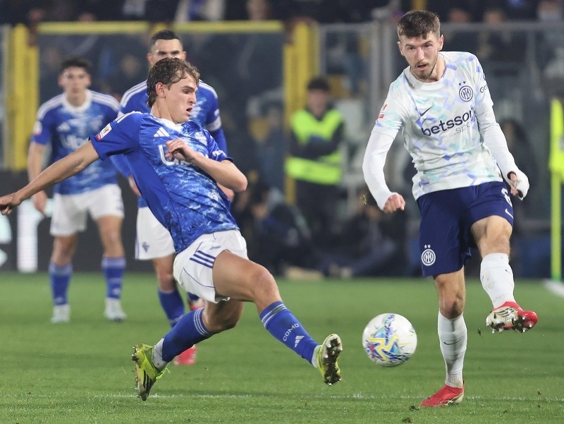 Nico Paz (vľavo) blokuje nahrávku Petara Sucica (vpravo) z Interu