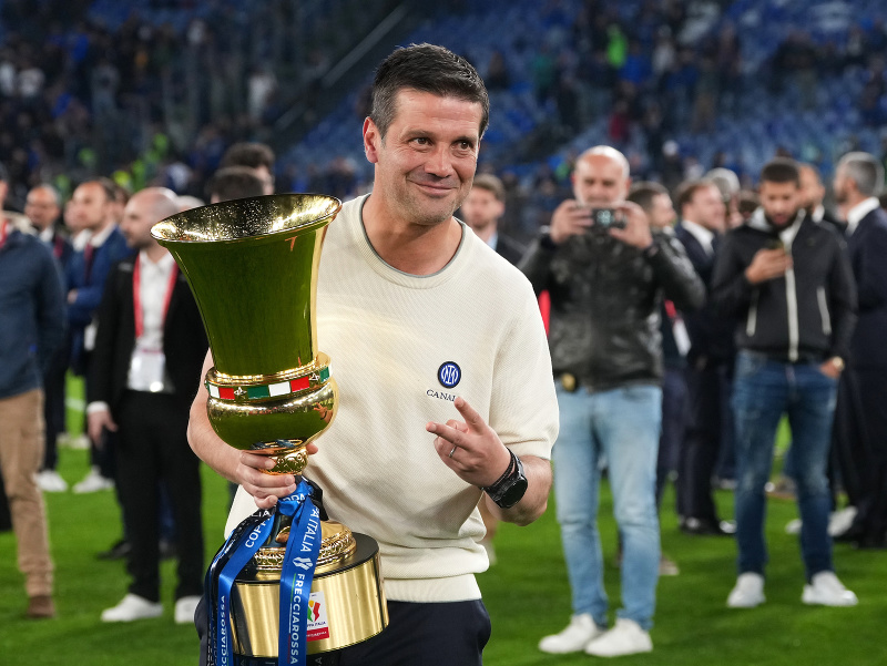 Tréner Interu Miláno Cristian Chivu sa teší po zisku Coppa Italia