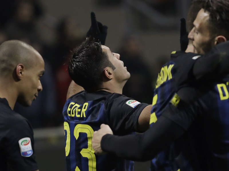 Eder so spoluhráčmi oslavuje gól milánskeho Interu