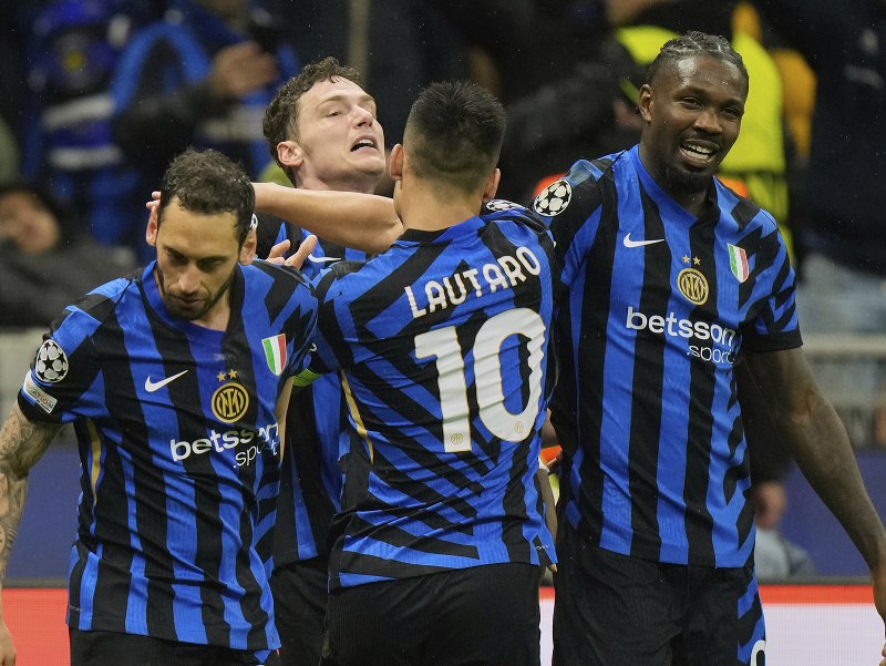 Futbalisti Interu Miláno oslavujú gól