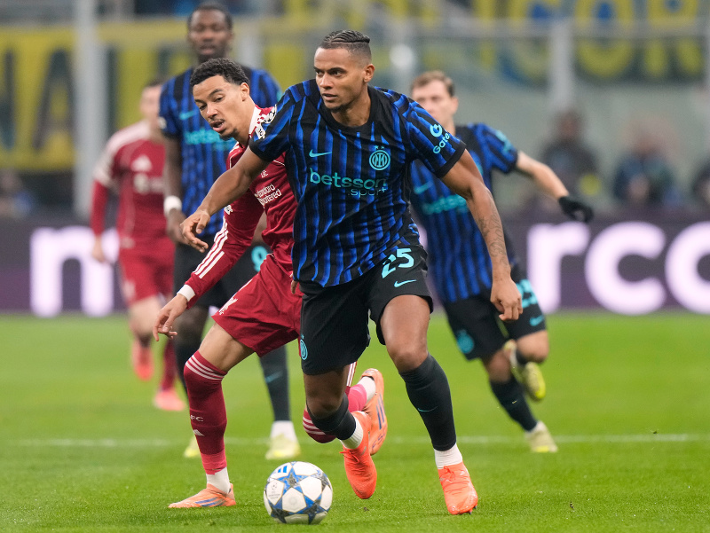Manuel Akanji z Interu kryje loptu pred Curtisom Jonesom z Liverpoolu
