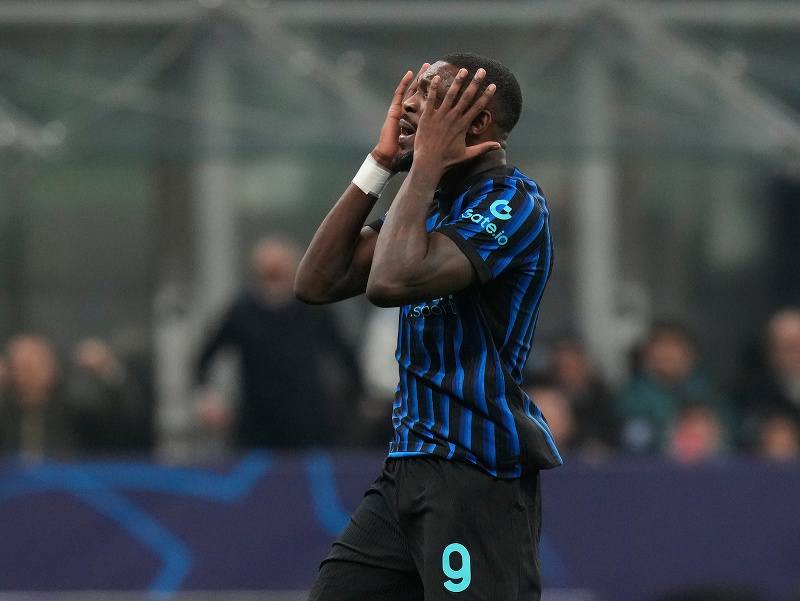 Futbalista Interu Miláno Marcus Thuram reaguje