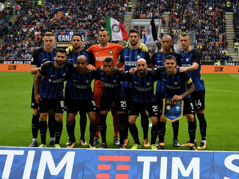 Milan Škriniar (horný rad vľavo) s tímom milánskeho Interu pred začiatkom súboja 