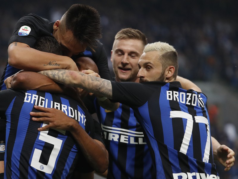 Milan Škriniar so spoluhráčmi oslavuje gól milánskeho Interu