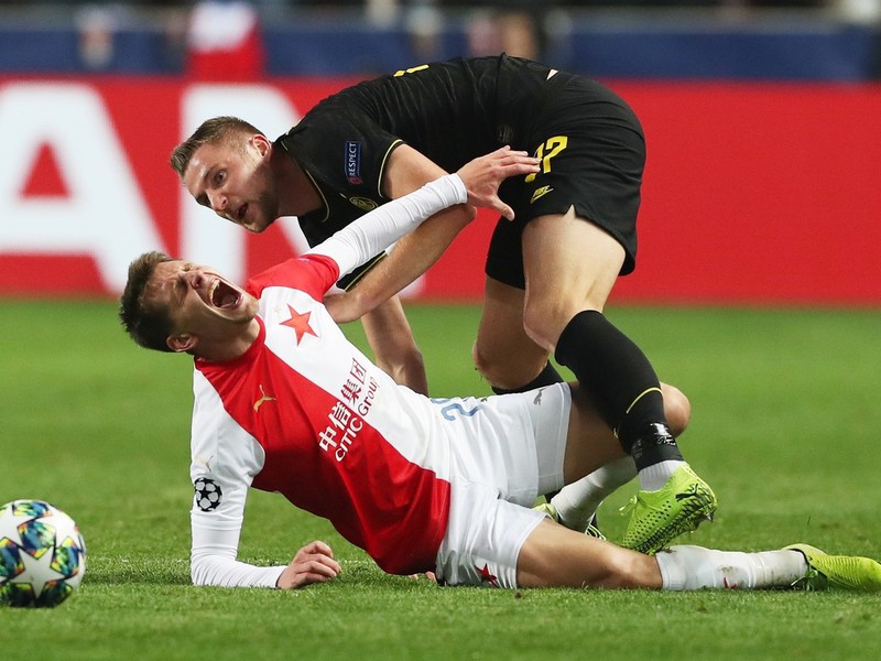 Milan Škriniar v ostrom súboji