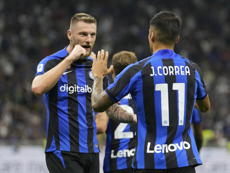 Milan Škriniar oslavuje gól so spoluhráčmi