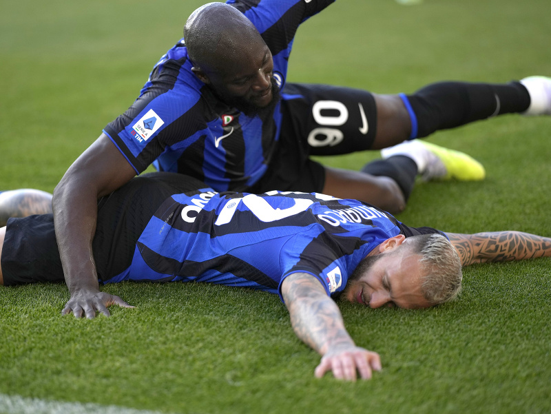 Futbalisti Interu Miláno Federico Dimarco a Romelu Lukaku sa tešia po strelení gólu