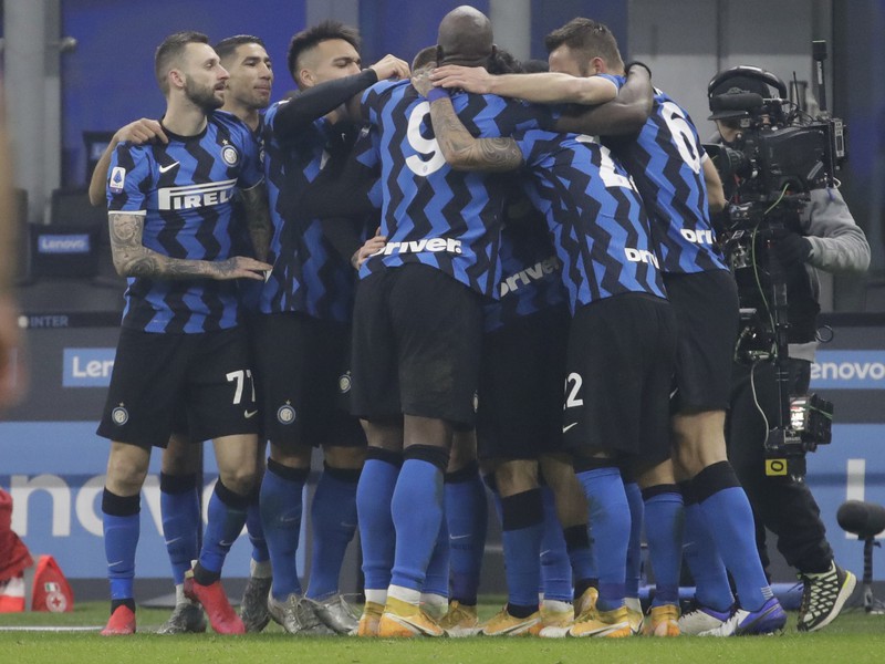 Hráči milánskeho Interu oslavujú gól