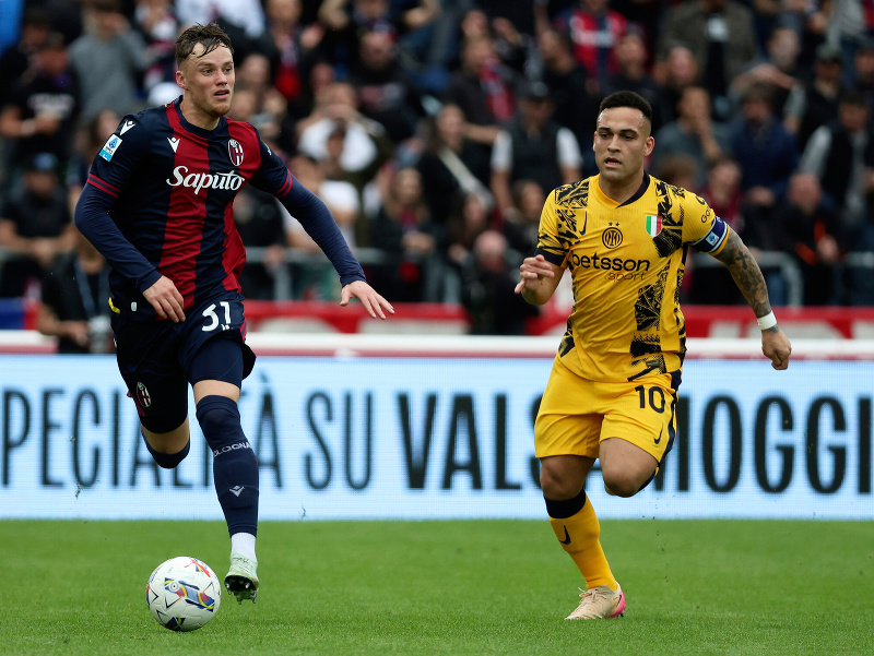 Hráč Bologne San Beukema a hráč Interu Miláno Lautaro Martinez (vpravo) v súboji o loptu