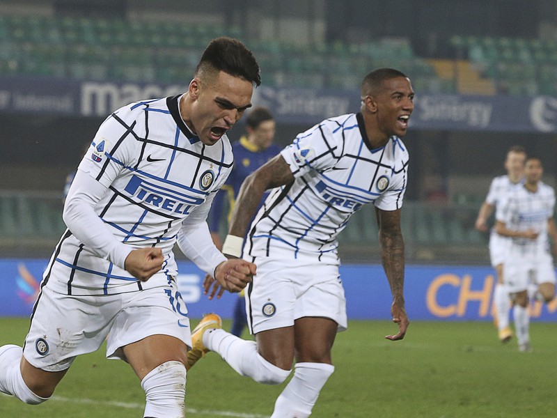 Radosť hráčov Interu Miláno po strelenom góle v sieti Verony