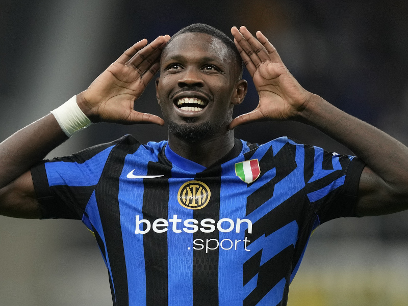 Radujúci sa útočník Marcus Thuram z Interu Miláno