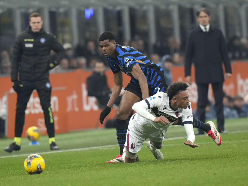 Denzel Dumfries a Dan Ndoye v súboji o loptu