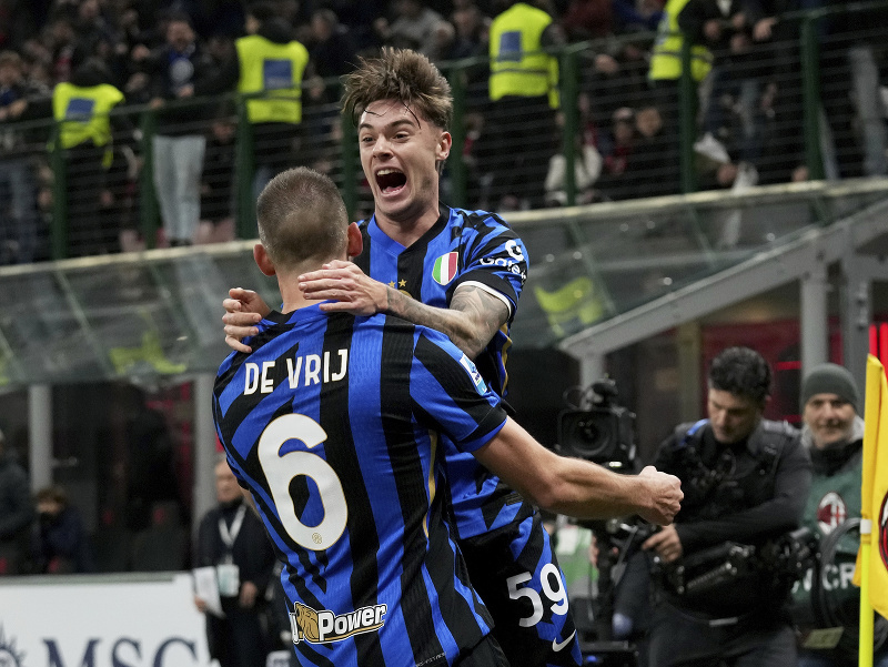 Nicola Zalewski a Stefan de Vrij oslavujú gól