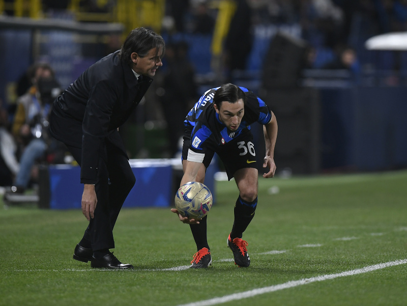 Vľavo tréner Interu Miláno Simone Inzaghi dáva pokyny hráčovi, vpravo Matteo Darmian