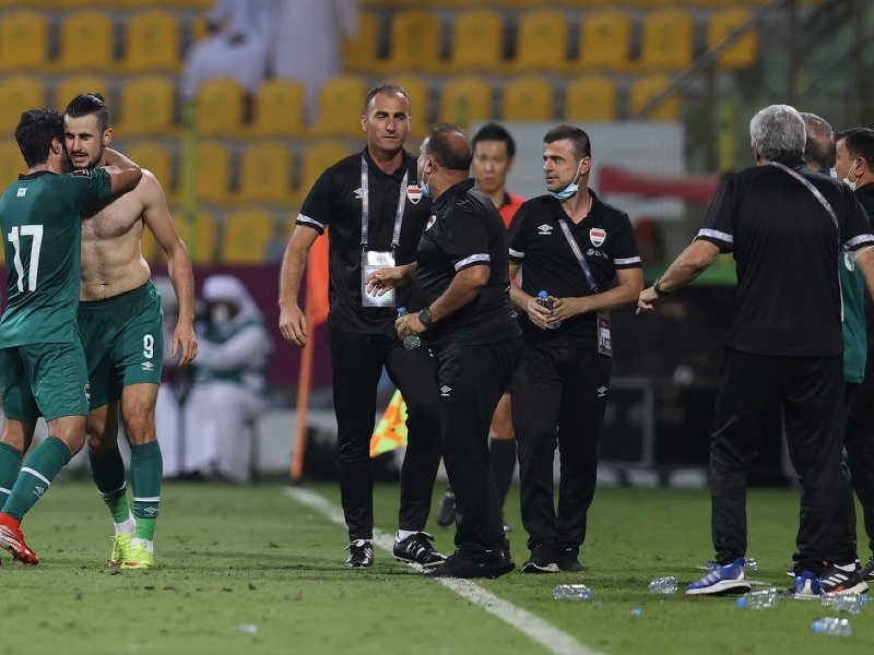 Futbalisti Iraku oslavujú gól v súboji so SAE