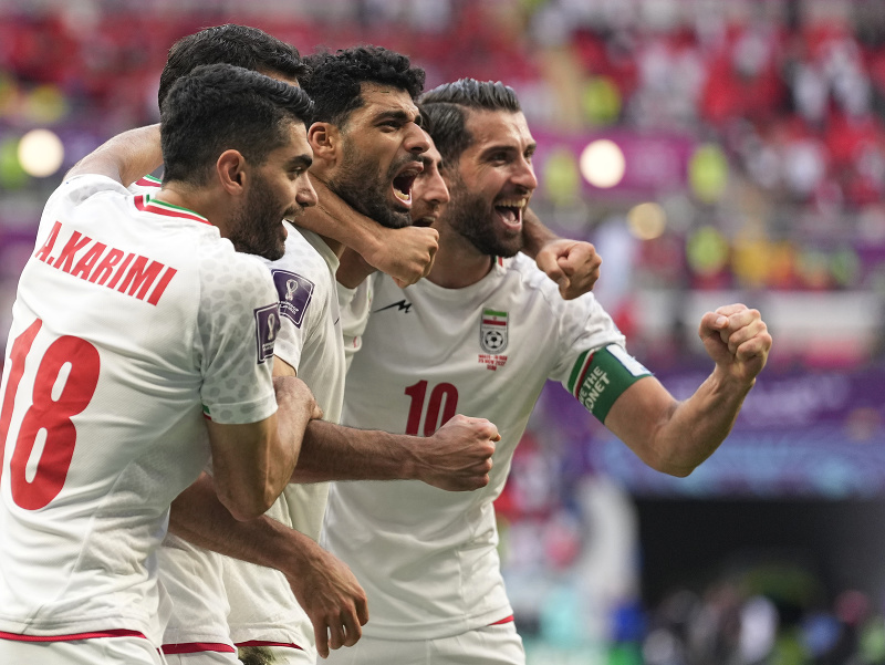 Futbalisti Iránu oslavujú víťazstvo nad Walesom
