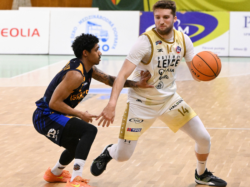 Zľava Jalen Ishua Benjamin (Svit) a David Abrahám (Levice) v zápase 36. kola Tipos SBL v basketbale mužov medzi Patrioti Levice - Iskra Svit