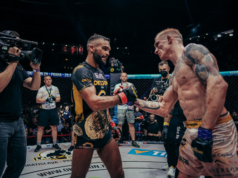 Na snímke slovenskí MMA bojovníci Ivan Buchinger (vľavo) a Vojto Barborík po ich vzájomnom zápase na turnaji OKTAGON 27
