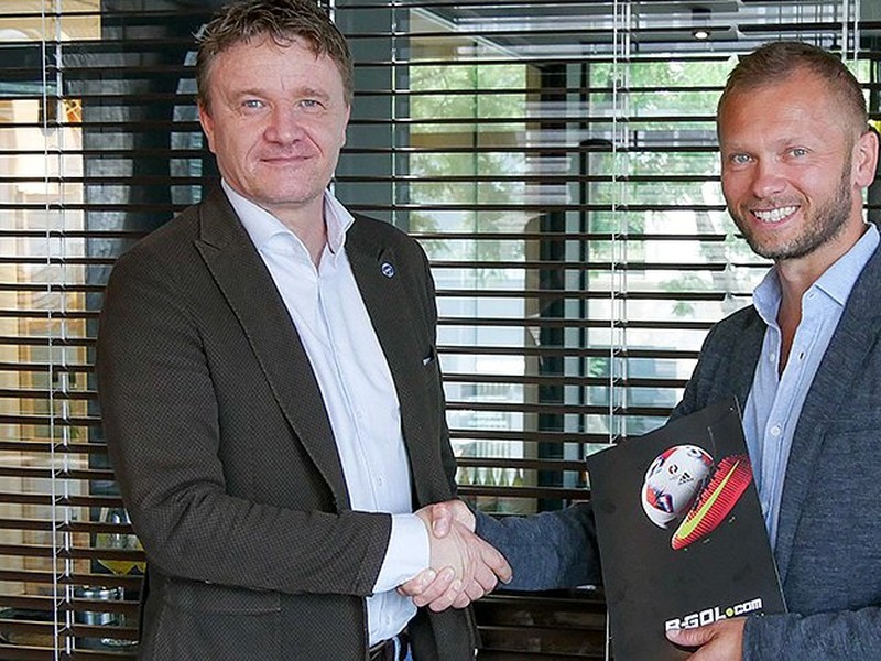 Prezident ÚLK Ivan Kozák a CEO spoločnosti R-GOL Marcin Radziwon spečatili spoluprácu podpisom zmluvy.