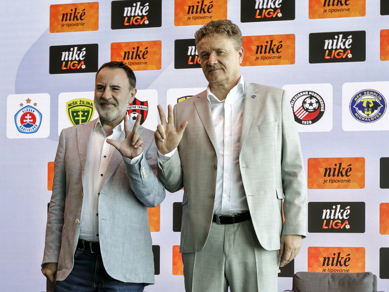 Na snímke zľava generálny riaditeľ spoločnosti Niké Roman Berger a prezident Únie ligových klubov Ivan Kozák počas tlačovej konferencie pred štartom nového ročníka futbalovej Niké ligy 2025/2026