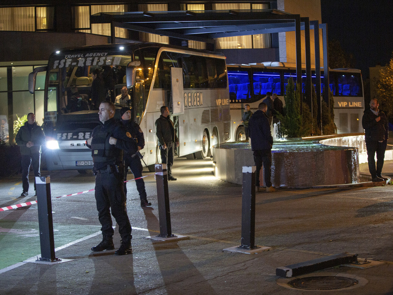 Kosovskí policajti pri autobuse reprezentácie Izraelu