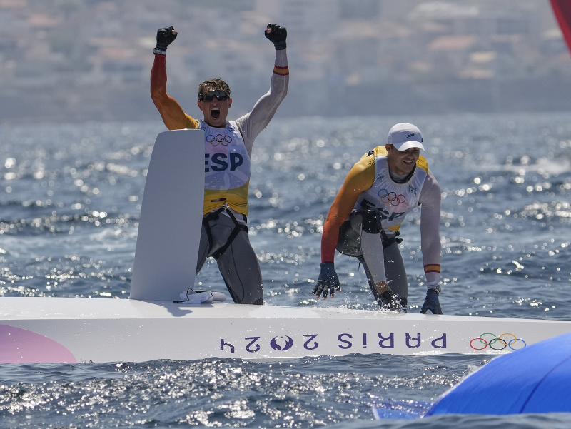 Španielski jachtári Diego Botin a Florian Trittel získali zlato v triede 49er