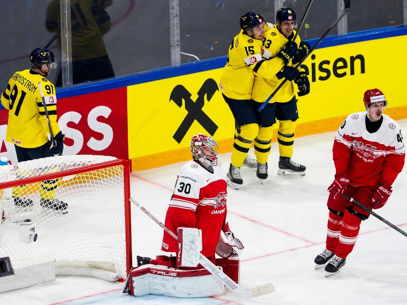 Jakob Silfverberg, Carl Grundstrom a Jack Berglund oslavujú gól Švédska