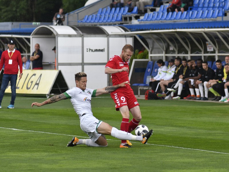 Na snímke vľavo Jakub Bartek (1. FC Tatran Prešov) a vpravo Lukáš Lupták (FK Senica) 