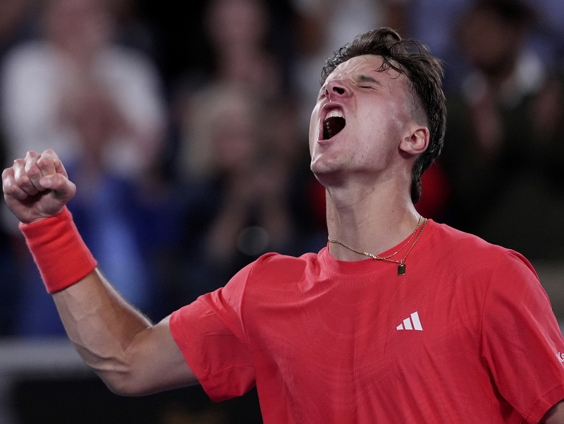 Český tenista Jakub Menšík a jeho radosť po postupe do tretieho kola Australian Open 2025