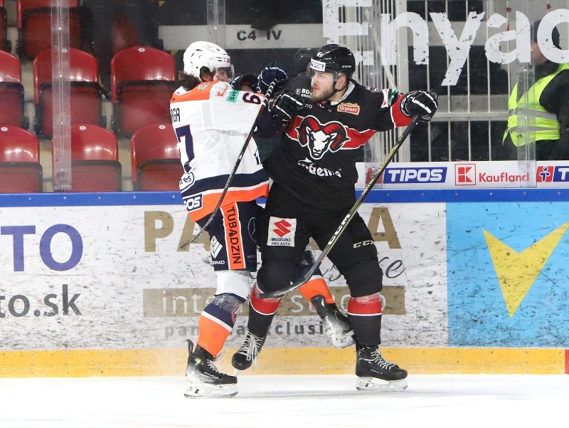 Patrik Luža (vpravo) v súboji o puk