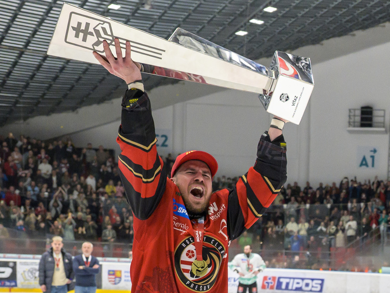 Na snímke hráč Prešova Jakub Suja dvíha nad hlavu pohár počas osláv z postupu do slovenskej extraligy 