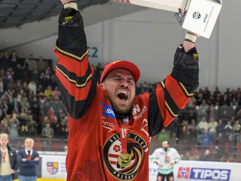 Na snímke hráč Prešova Jakub Suja dvíha nad hlavu pohár počas osláv z postupu do slovenskej extraligy 