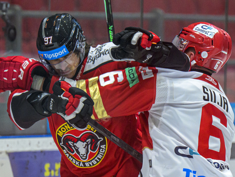 Zľava Stanislav Gron (Banská Bystrica) a Jakub Suja (Prešov) v tvrdom súboji