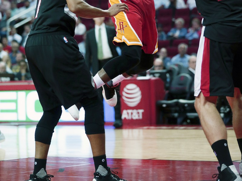 James Harden prihráva loptu cez Evana Turnera a Masona Plumleeho