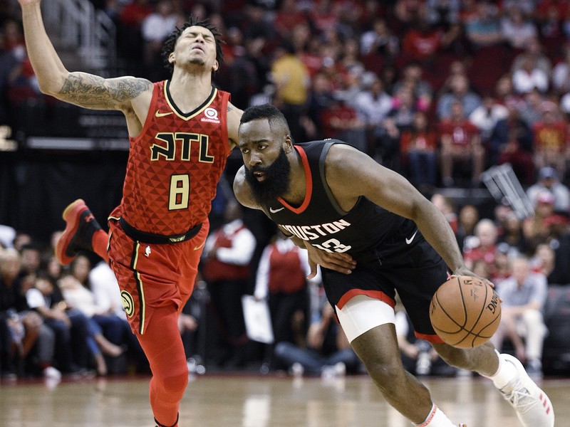 Hráč Houstonu Rockets James Harden (vpravo) v súboji s Damionom Leeom z  Atlanty Hawks v zápase zámorskej basketbalovej NBA 