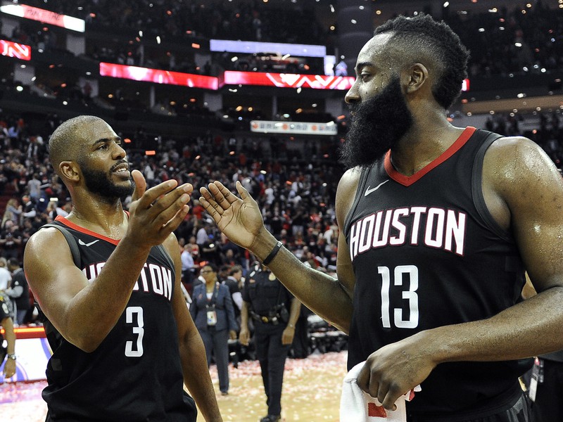 Hráči Houstonu Rockets Chris Paul (vľavo) a James Harden oslavujú po ich výhre