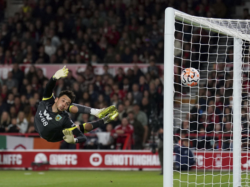James Trafford v bránke Burnley inkasuje gól