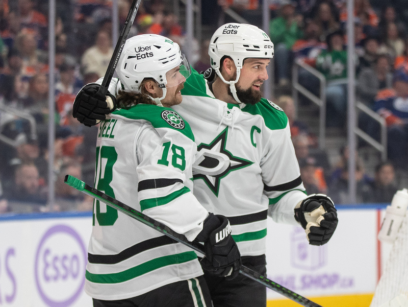 Sam Steel (18) a Jamie Benn (14) oslavujú gól Dallasu