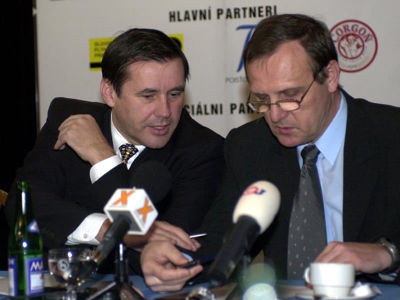 Vtedajší prezident SZĽH Juraj Široký (vľavo) a reprezentačný tréner Ján Filc na tlačovej konferencii pri príležitosti hodnotenia účinkovania a výsledku slovenských hokejistov na ZOH v Salt Lake City 2002