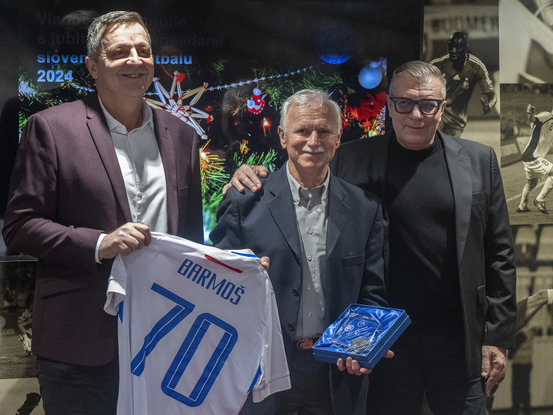 Jozef Barmoš, ikona slovenského futbalu, vedľa neho Peter Pálenčík (vľavo) a prezident SFZ Ján Kováčik
