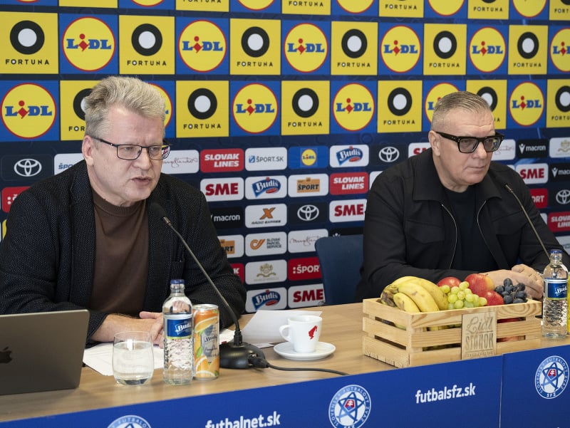 Na snímke zľava hovorca SFZ Juraj Čurný a prezident SFZ Ján Kováčik počas predstavenia kandidátov ankety Futbalista roka 2025 na tlačovej konferencii Slovenského futbalového zväzu 