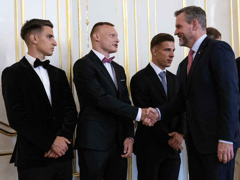 Na snímke slovenskí futbaloví reprezentanti do 21 rokov zľava Artur Gajdoš, Nino Marcelli, Tomáš Suslov a prezident SR Peter Pellegrini počas prijatia v Prezidentskom paláci