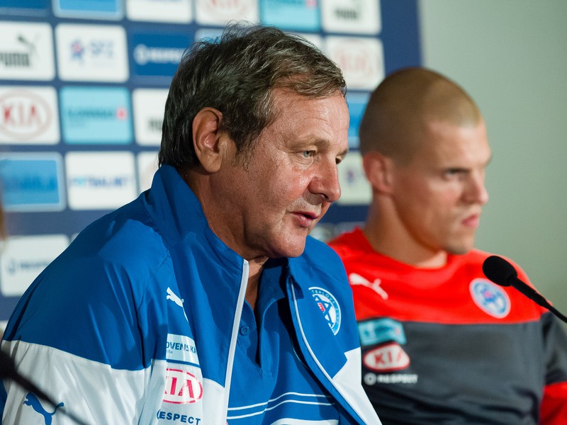 Tréner slovenskej futbalovej reprezentácie Ján Kozák (vľavo) a kapitán mužstva Martin Škrtel (druhý sprava) počas tlačovej konferencie pred zápasom s Ukrajinou