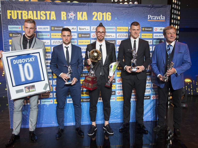 Na snímke zľava získal cenu Petra Dubovského Milan Škriniar (Sampdoria Janov), 3. miesto Róbert Mak, futbalista Marek Hamšík s cenou za 1. miesto, 2. miesto Martin Škrtel a cena pre najlepšieho trénera roka 2016 Ján Kozák. 