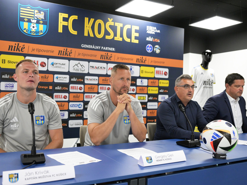 Na snímke zľava kapitán FC Košice Ján Krivák, tréner Gergely Geri, prezident Dušan Trnka a športový riaditeľ Balázs Farkas počas tlačovej konferencie