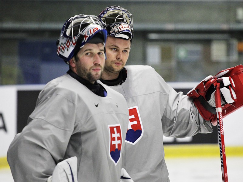 Slovenskí hokejoví reprezentanti Ján Laco a Július Hudáček počas tréningu slovenskej hokejovej reprezentácie 