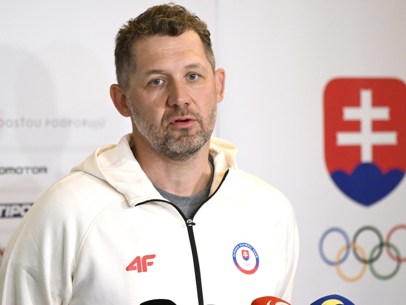 Na snímke tréner brankárov Ján Lašák reaguje počas tlačovej konferencie na zraze slovenskej hokejovej reprezentácie pred začiatkom zimných olympijských hier v talianskom Miláne a Cortine d'Ampezzo.