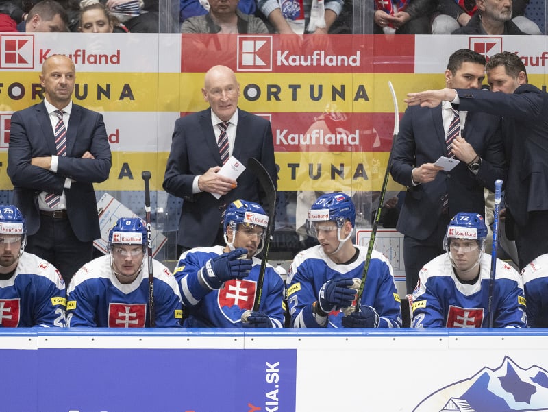 Na snímke druhý zľava tréner slovenských hokejisto Craig Ramsay a asisitenti, vľavo Ján Pardavý, sprava Ján Lašák a Peter Frühauf