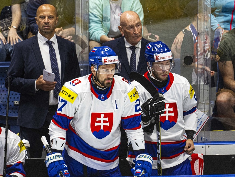 Na snímke hore zľava asistent trénera Ján Pardavý, tréner slovenskej hokejovej reprezentácie Craig Ramsay, dole zľava Marek Hrivík a Matúš Sukeľ