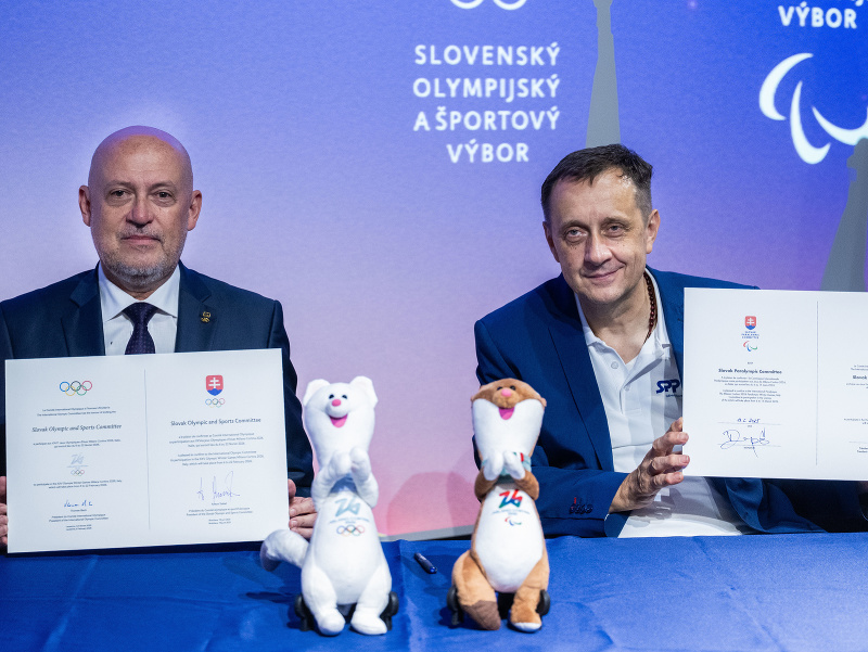 Zľava prezident Slovenského olympijského a športového výboru (SOŠV) Anton Siekel a predseda Slovenského paralympijského výboru (SPV) Ján Riapoš počas podpisu prihlášky na zimné olympijské hry a zimné paralympijské hry 2026 v talianskom regióne Miláno – Co